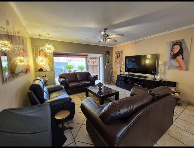 3 BEDROOM TOWNHOUSE SOLD IN VANDERBIJLPARK SE 3